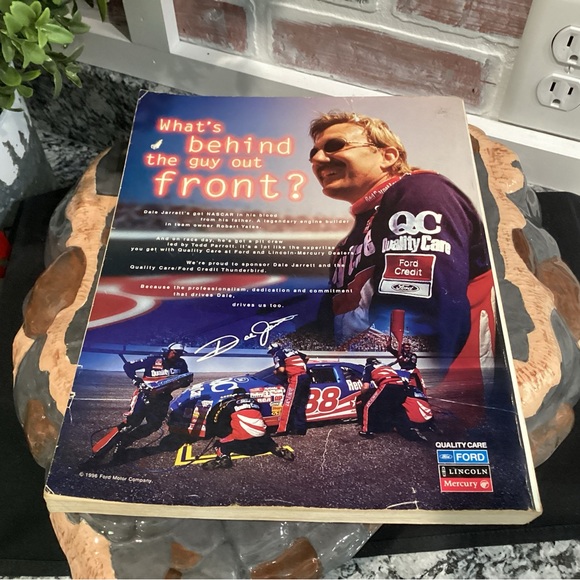 NASCAR - The Official 1997 Preview & Press Guide - Stats - Tracks - Drivers - Picture 3 of 8